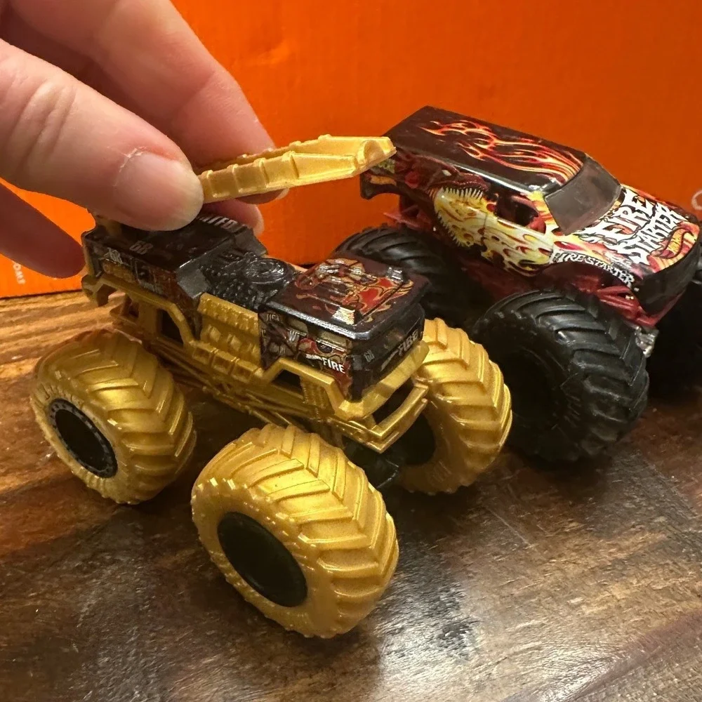 Monster Jam Fire Starter & 5 Alarm Truck Gold Fire Truck 1:64  Hot‎ Wheels Set 2